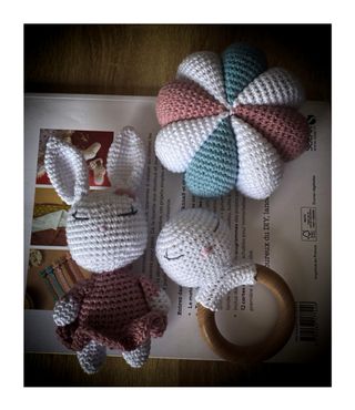 Kit bébé 'lapin': peluche, hochet et balle de préhension